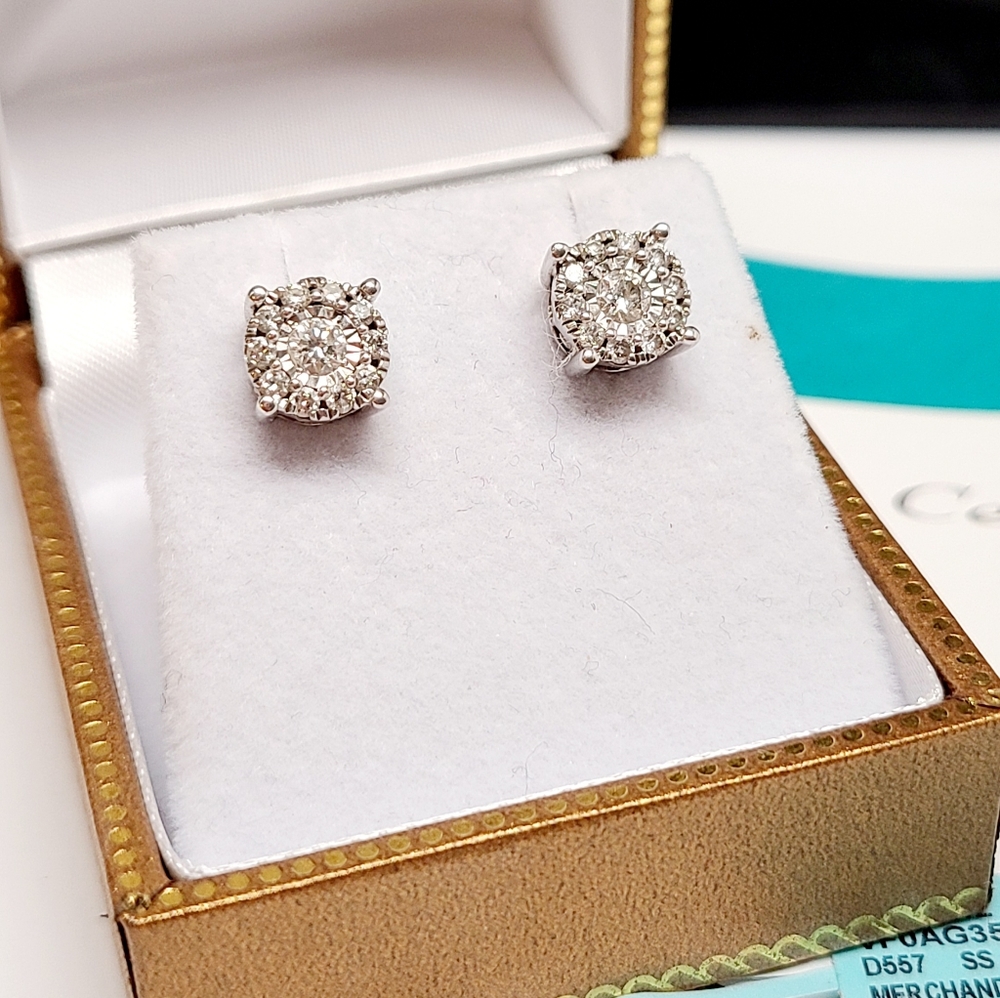 Authentic Effy Diamond Stud earring